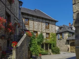 Ce village médiéval au charme fou, merveille de l’Aveyron, est l’un des plus beaux de France