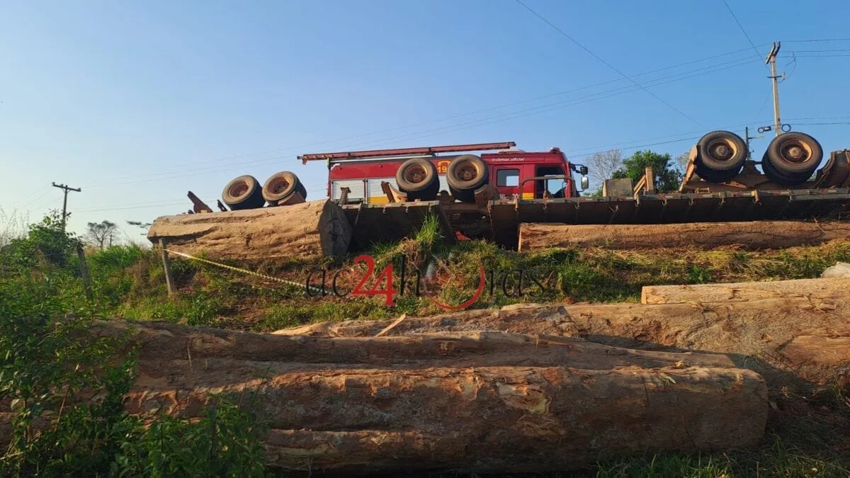 Carreta bitrem tomba e deixa duas pessoas feridas na Transacreana, em Rio Branco