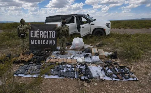 Ejército detiene a cuatro personas en Durango; asegura 12 armas de fuego, municiones y droga