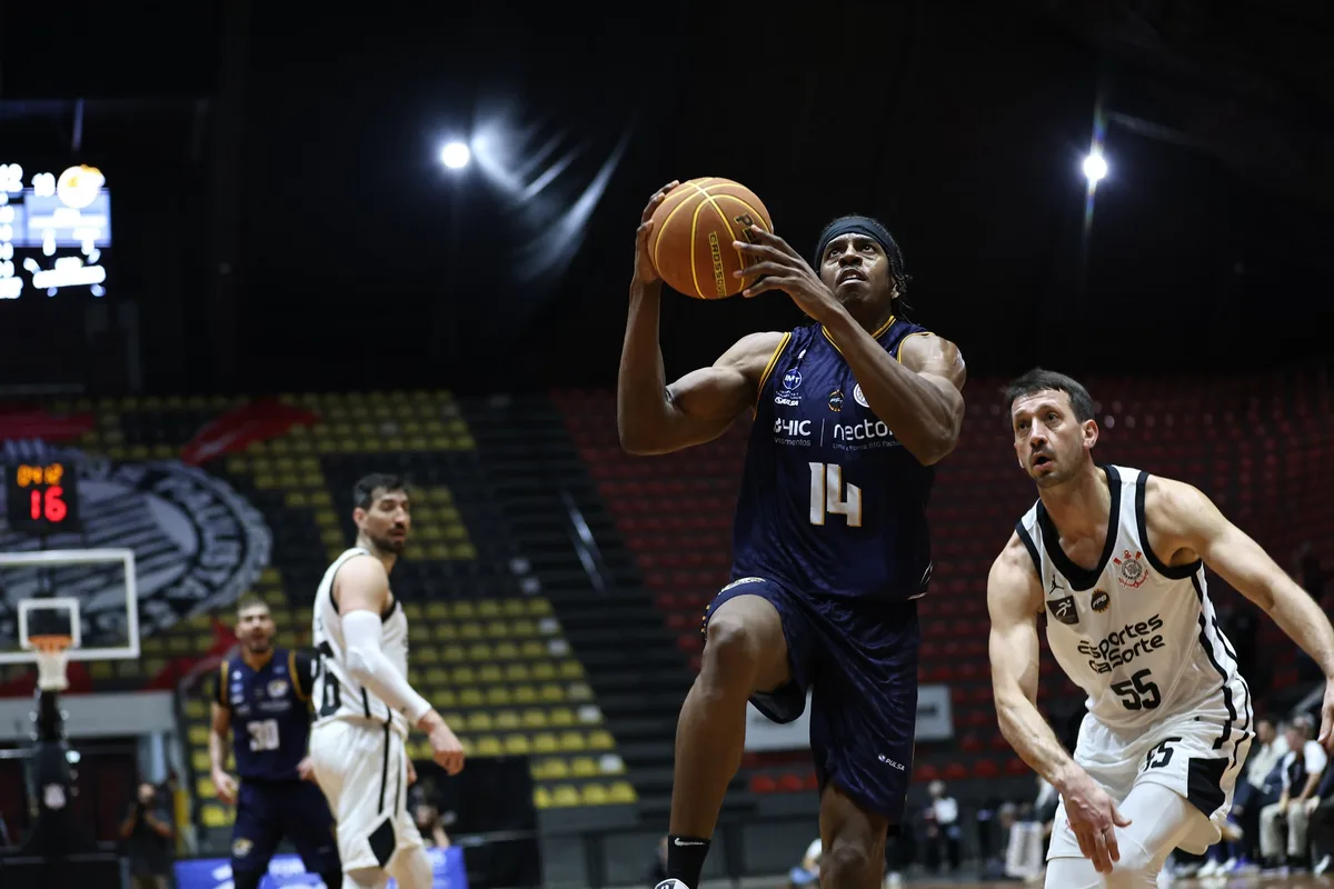 Com triplo-duplo de Georginho, Mogi vence o Corinthians no jogo 2 da semi do Paulista de basquete