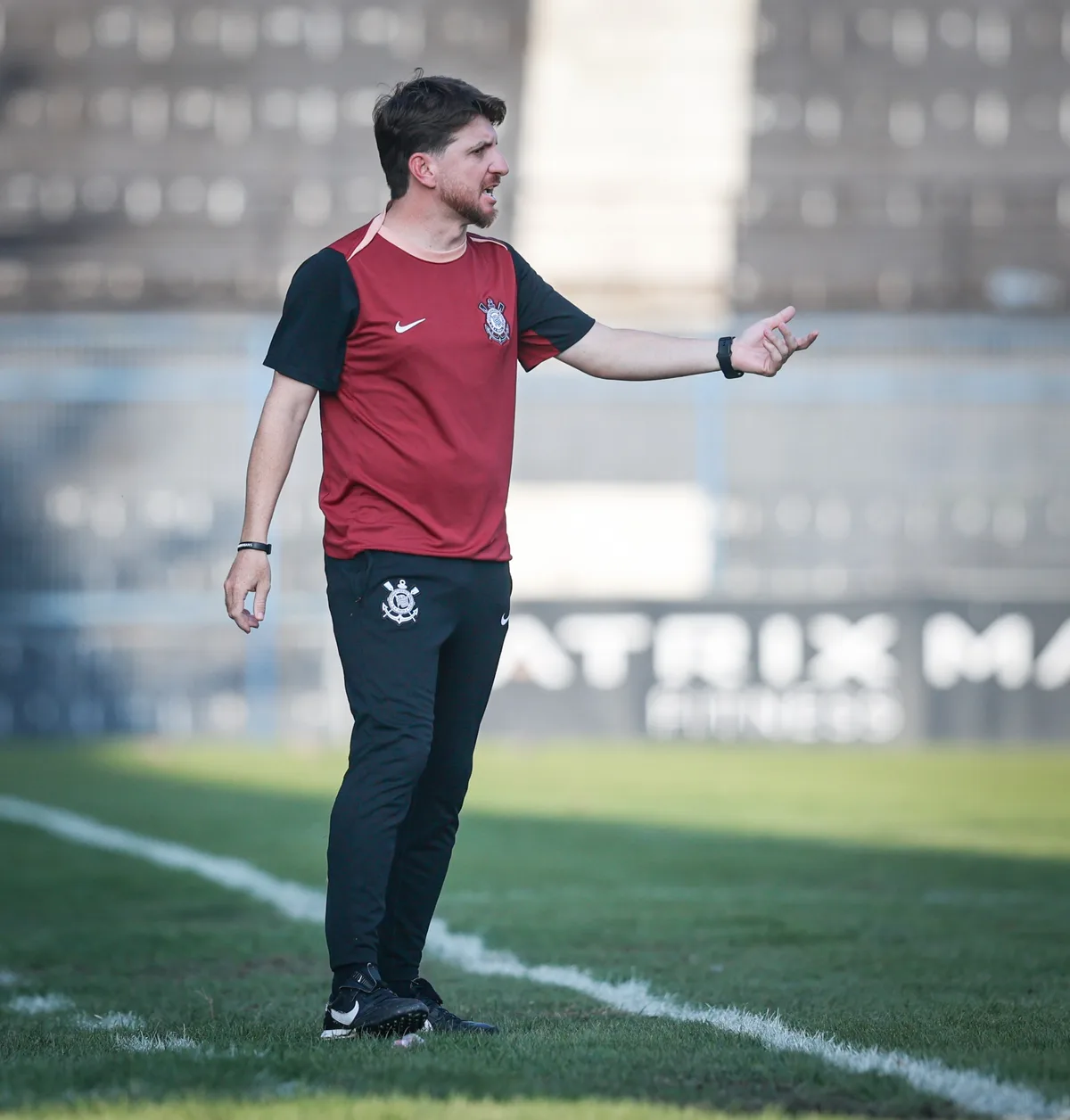 Em meio à indefinição, Corinthians convoca técnico do sub-20 para treinar profissional nesta sexta