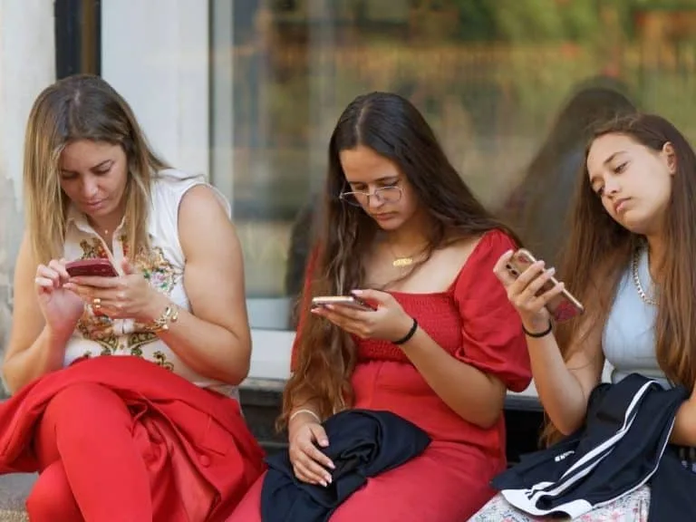 Trabalha muitas horas em pé? Veja como cuidar melhor do corpo