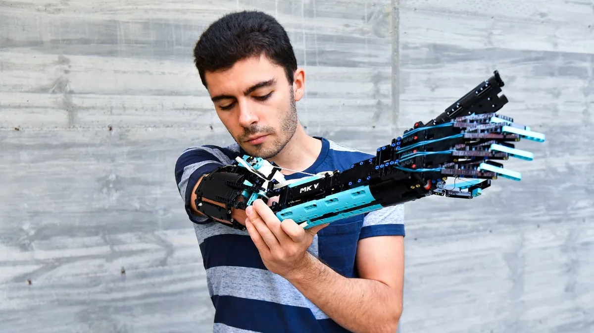 Nació sin parte de un brazo, construyó su primera prótesis con piezas de LEGO a los 9 años y consiguió un récord Guinness
