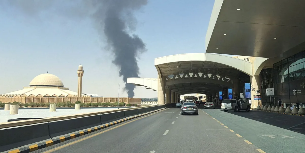 Una fuerte explosión en el aeropuerto de Riad obliga a cancelar vuelos y evacuar a los viajeros