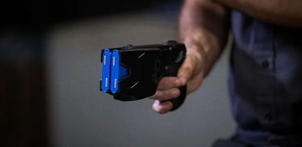 Policiais são presos após agredir casal e usar Taser nos EUA