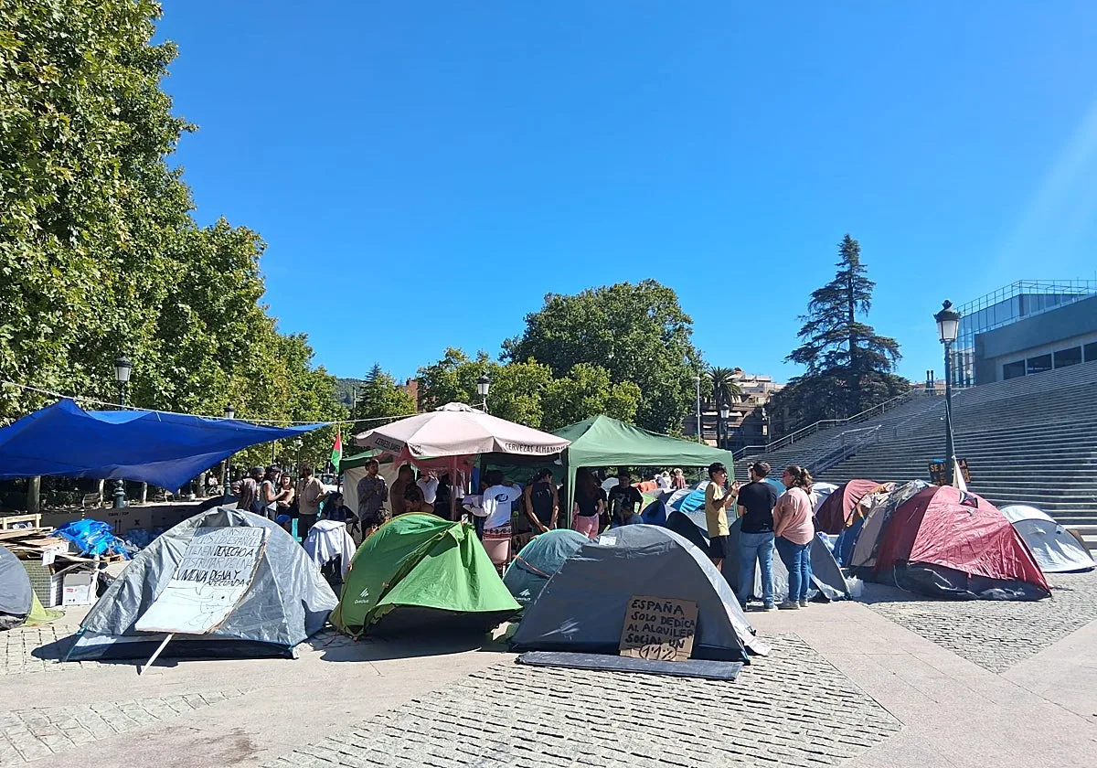 Apenas quedan treinta tiendas en la acampada por la vivienda de Granada
