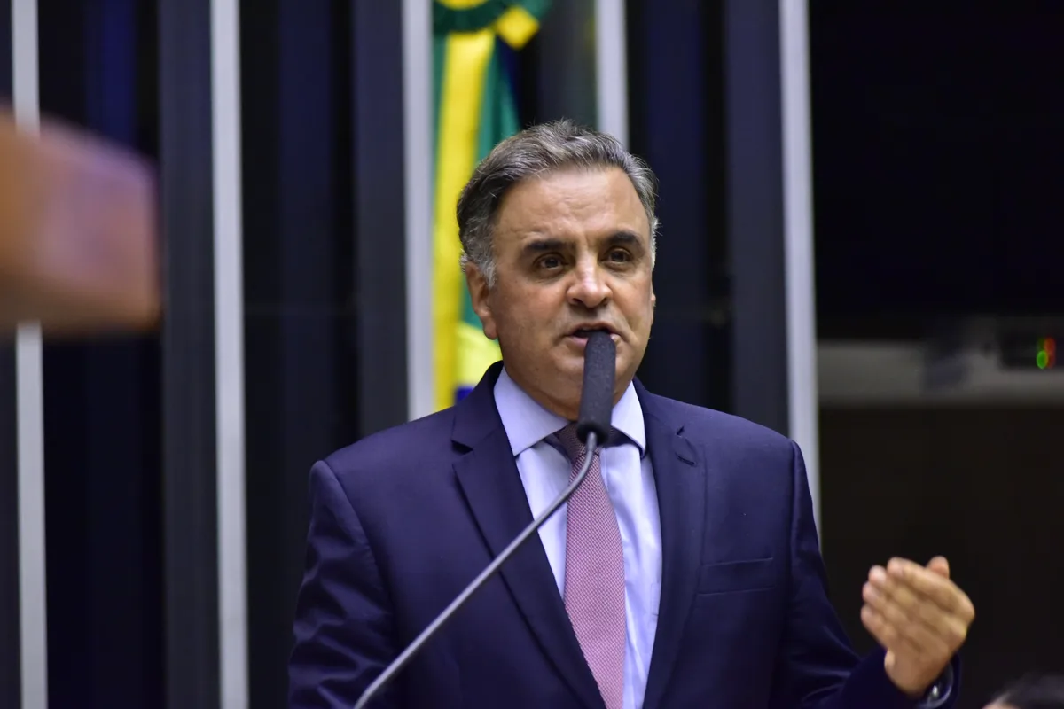 A adesão de aliados à ofensiva tucana por candidatura de Aécio Neves ao Senado