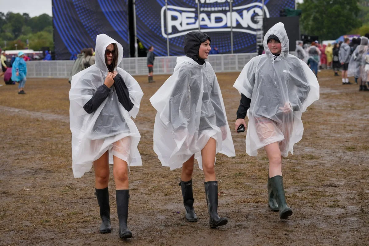 Festivalgoers set for sunshine and more showers on Sunday