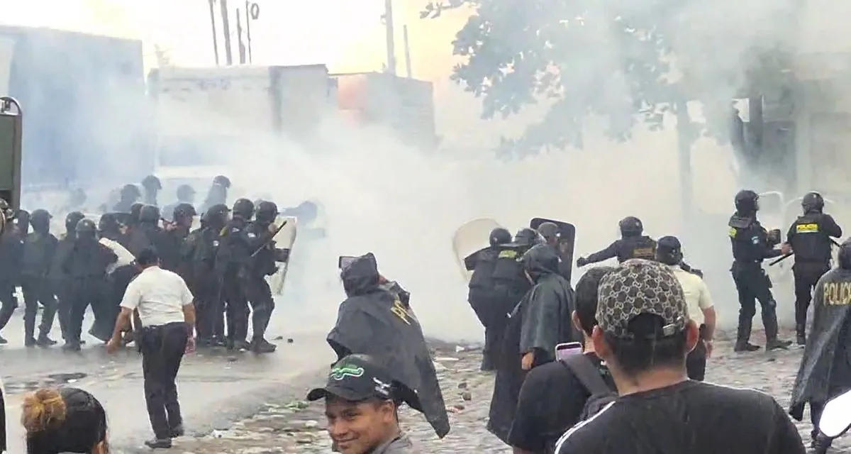 Guatemala desbloquea ruta comercial de Cuyotenango con gas lacrimógeno: tres días de protesta, tráfico pesado varado y un centro de salud evacuado
