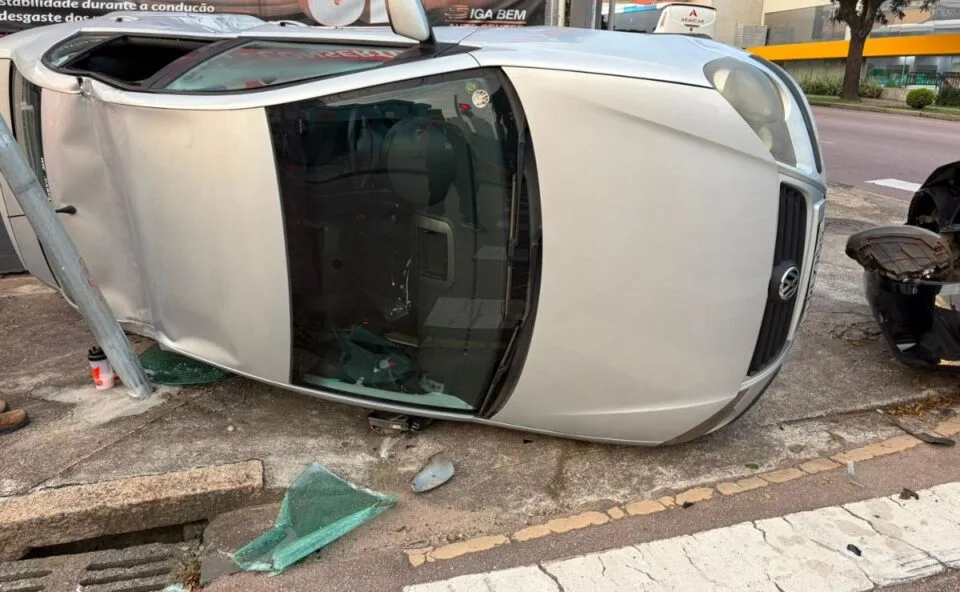 Batida entre dois carros termina em tombamento no Pinheirinho, em Curitiba; motorista fica ferido