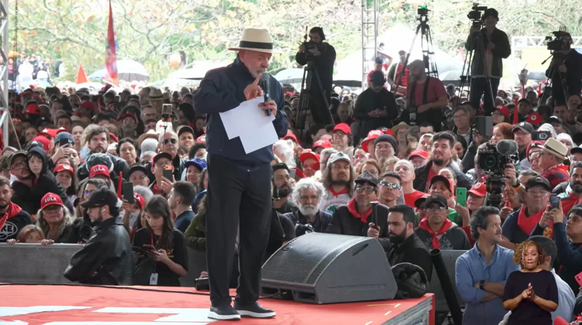 Lula faz campanha em reduto do bolsonarismo, diz que Flávio quer tirar o pai da cadeia e prega fim das bets