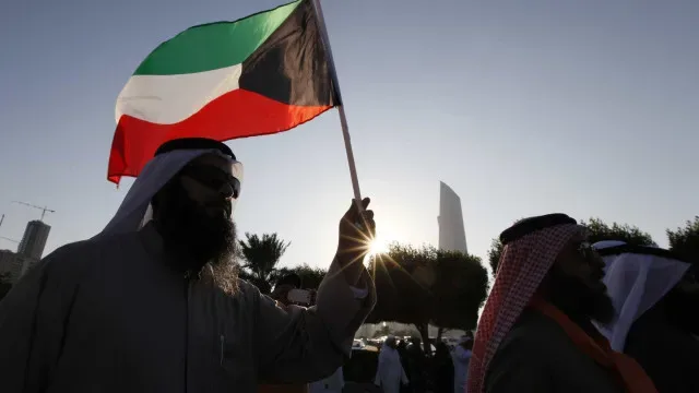 Kuwait afirma que defesas aéreas estão a responder a ataque iraniano