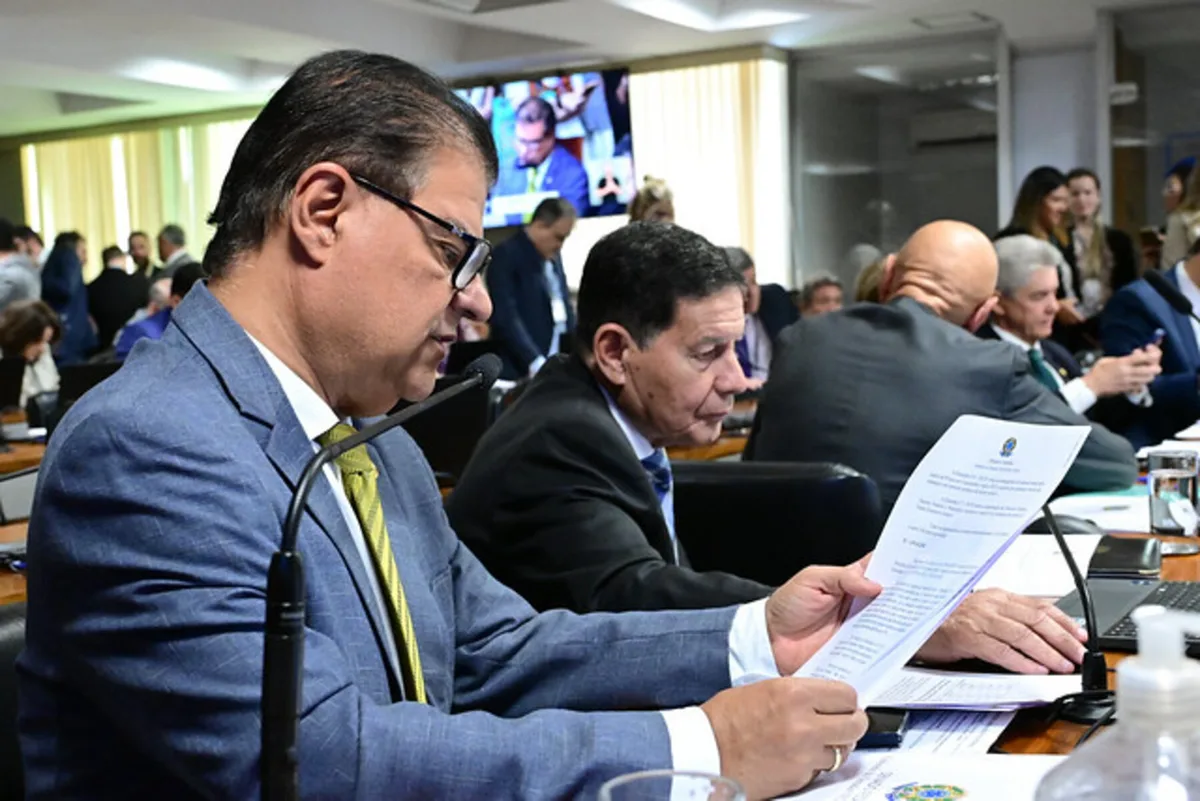 Comissão do Senado aprova novo piso de R$ 13,6 mil para médicos e dentistas