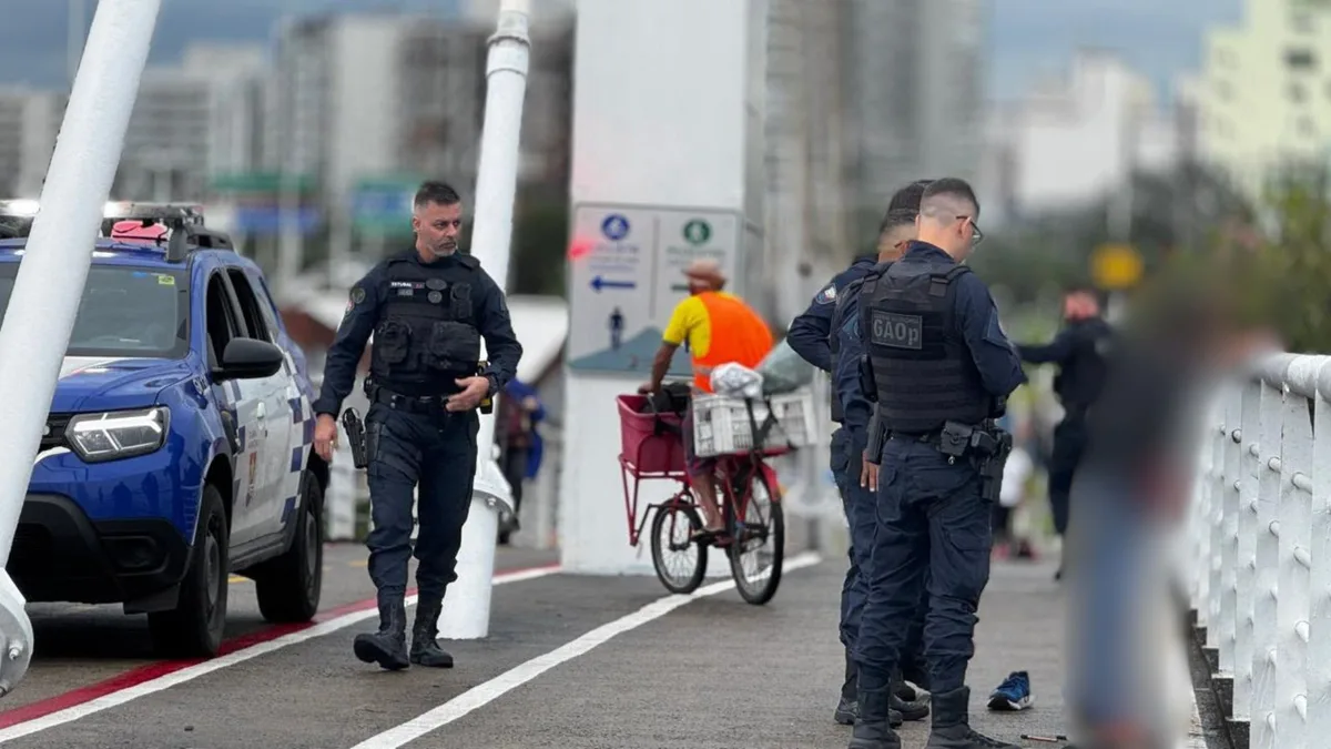 Homem de peruca amarela é detido após agredir companheira em Vitória