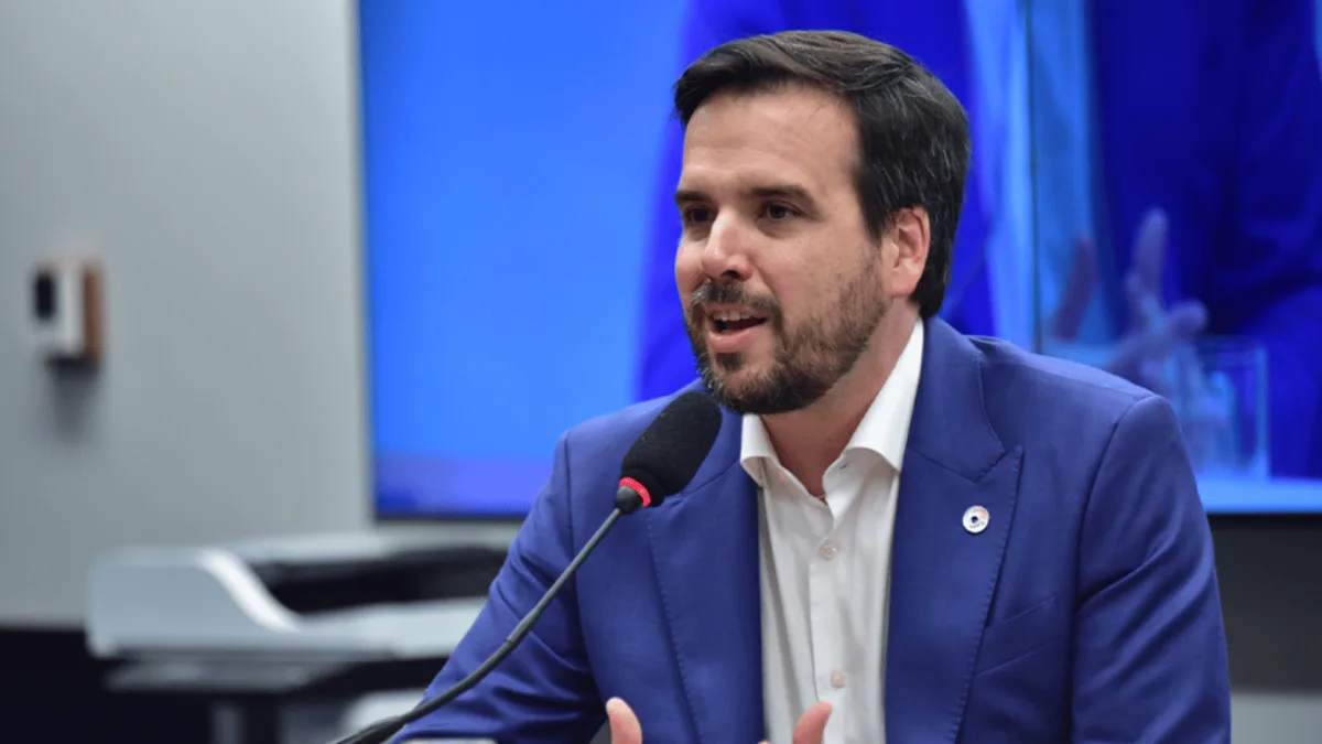 Anatel aguarda decisão da Aneel para resolver impasse sobre postes