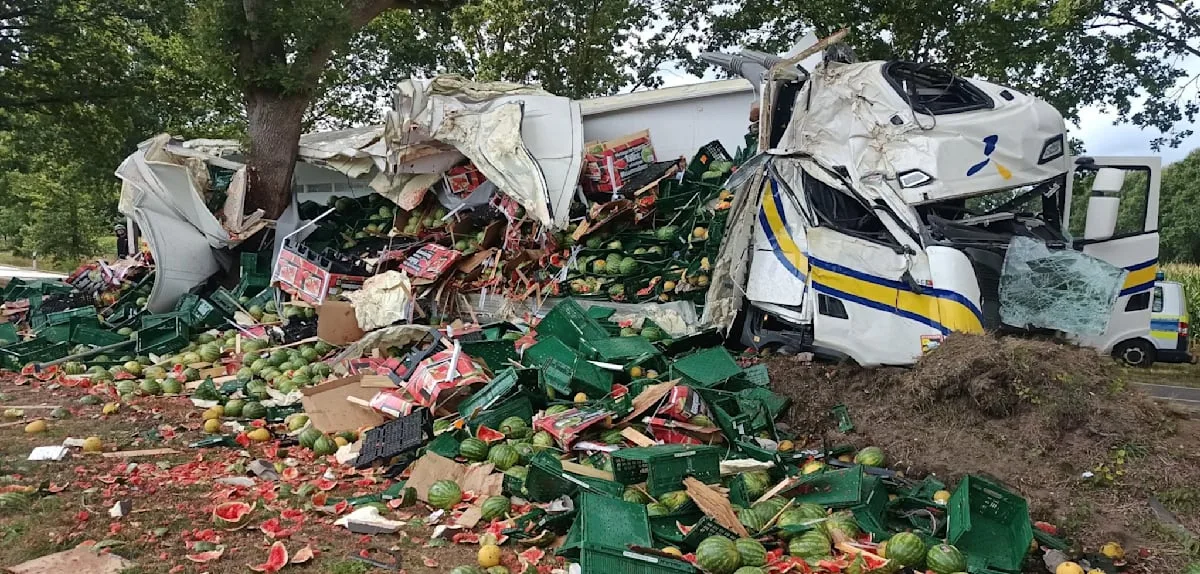 4,09 Promille am Steuer – Lkw-Fahrer prallt mit 22 Tonnen Melonen gegen Baum