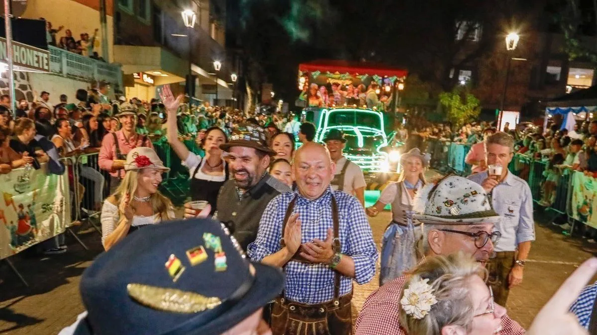 ‘Eu adoro essa festa’: Luciano Hang mantém tradição viva e volta a desfilar com turma reunida na Oktoberfest Blumenau