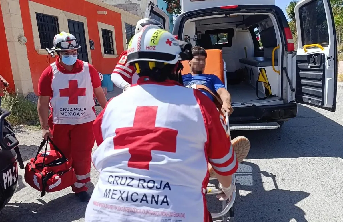 Motociclista sufre fractura expuesta tras caer por cruce de un perro en Parras