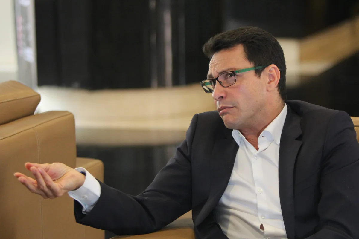 Carlos Caicedo, el excandidato presidencial señalado de abusar de una menor de edad, salió del país: su abogada aseguró que no se fugó
