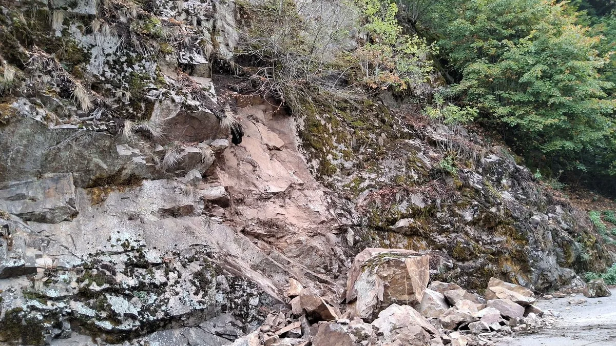 Landratsamt teilt mit: Massiver Felssturz – Landstraße gesperrt