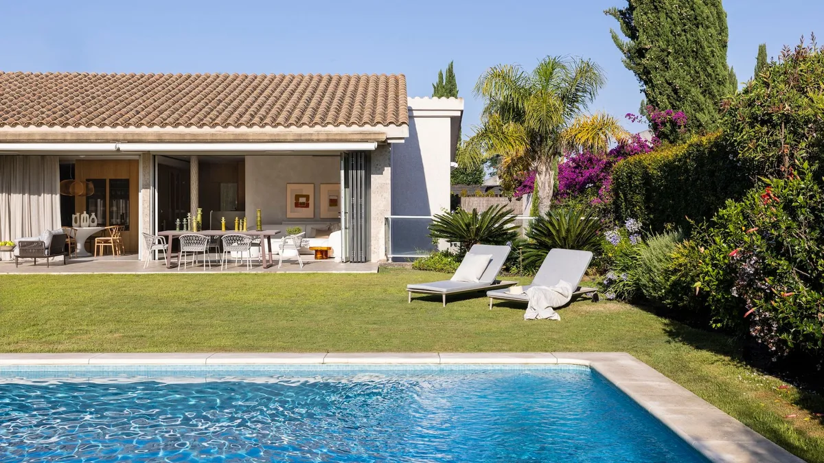 Ideas de decoración que nos inspiran este agosto: salones que se abren a terrazas, balcones y jardines