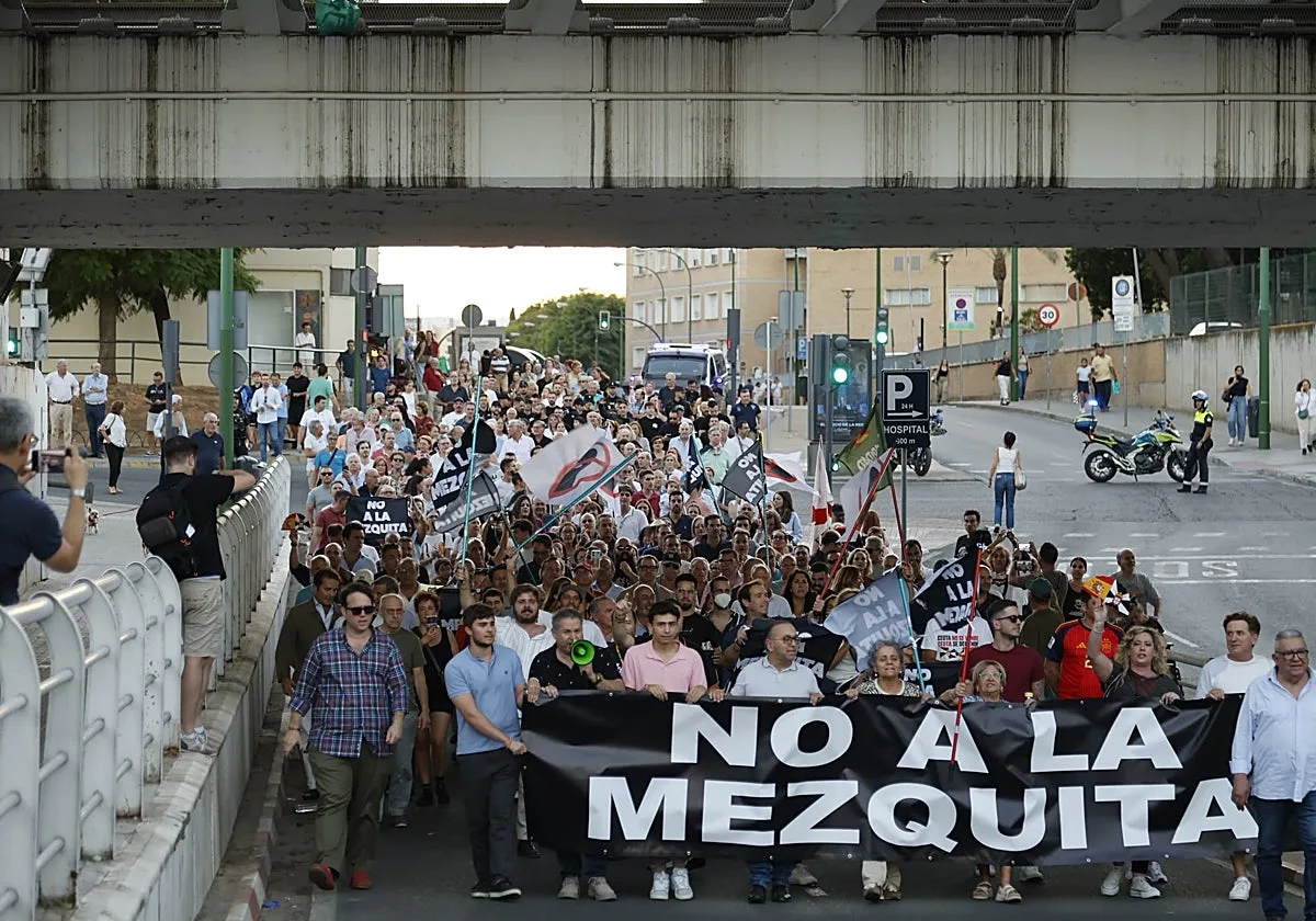 Unas 350 personas se manifiestan con Vox contra la mezquita del Polígono Sur