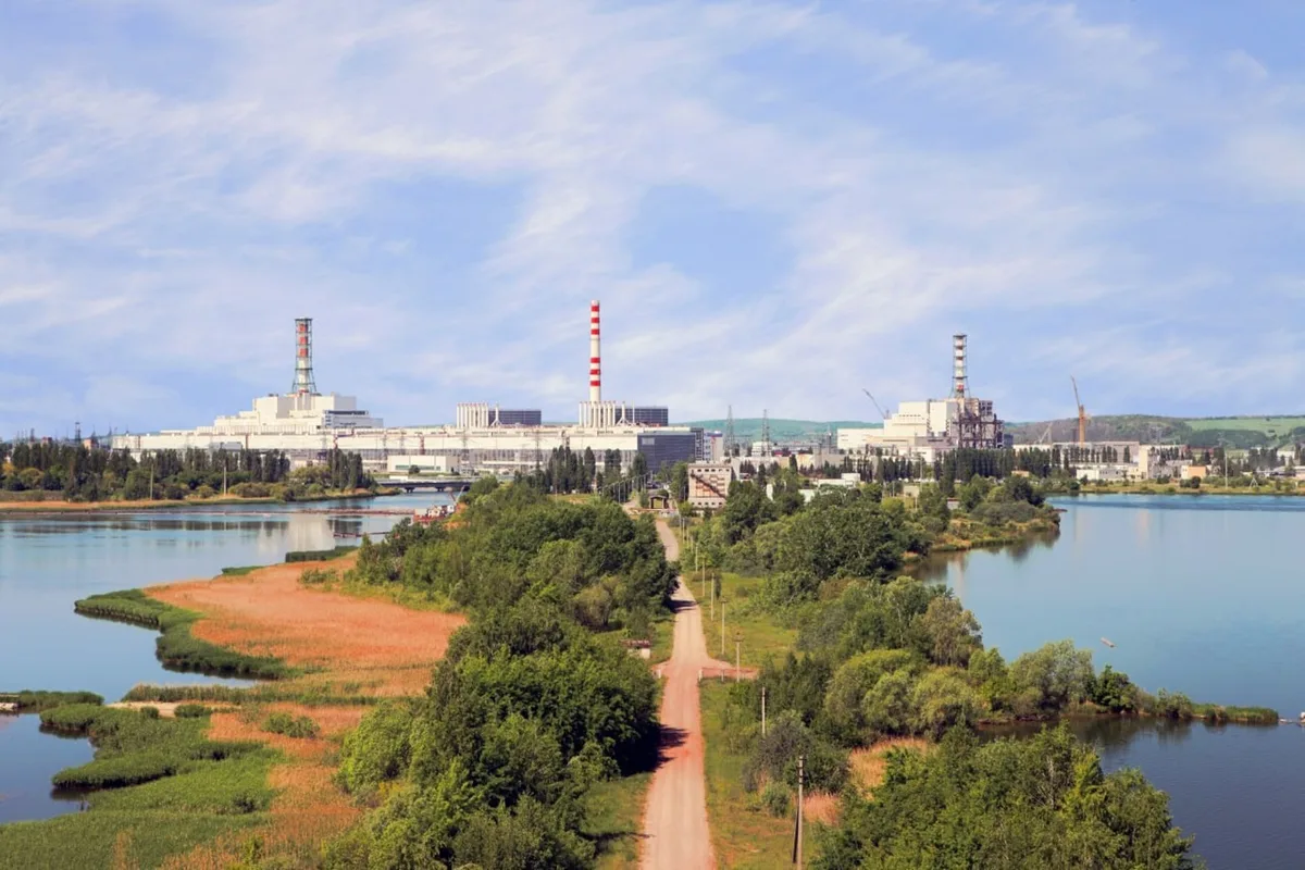 Un dron alcanza una torre de refrigeración de la central nuclear rusa de Kursk
