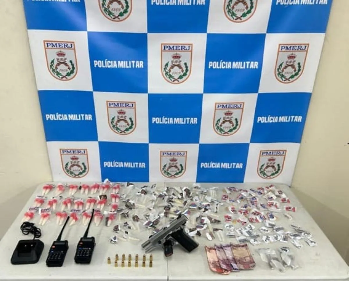 Dois homens são presos com pistola, drogas e rádios transmissores em Volta Redonda