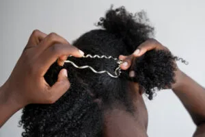 Exigir que só candidatas negras prendam o cabelo durante prova é racismo