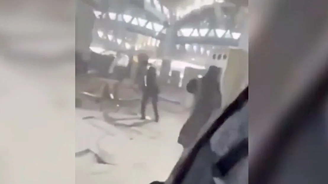 Video zeigt Passagiere auf dem Weg durch das zerstörte Terminal-Innere