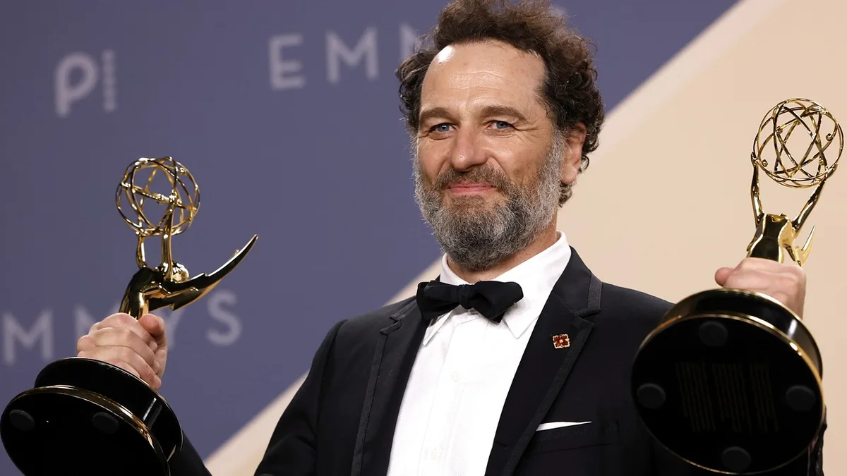 “Widow’s Bay” e “The Pitt” vencem prémios Emmy em noite de recordes