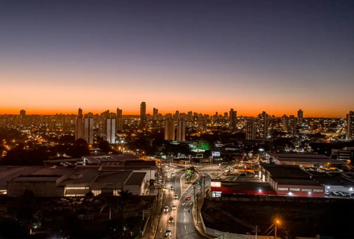 Cidade de terra vermelha e mistura de culturas ganha bolo de 32 metros pelos 127 anos