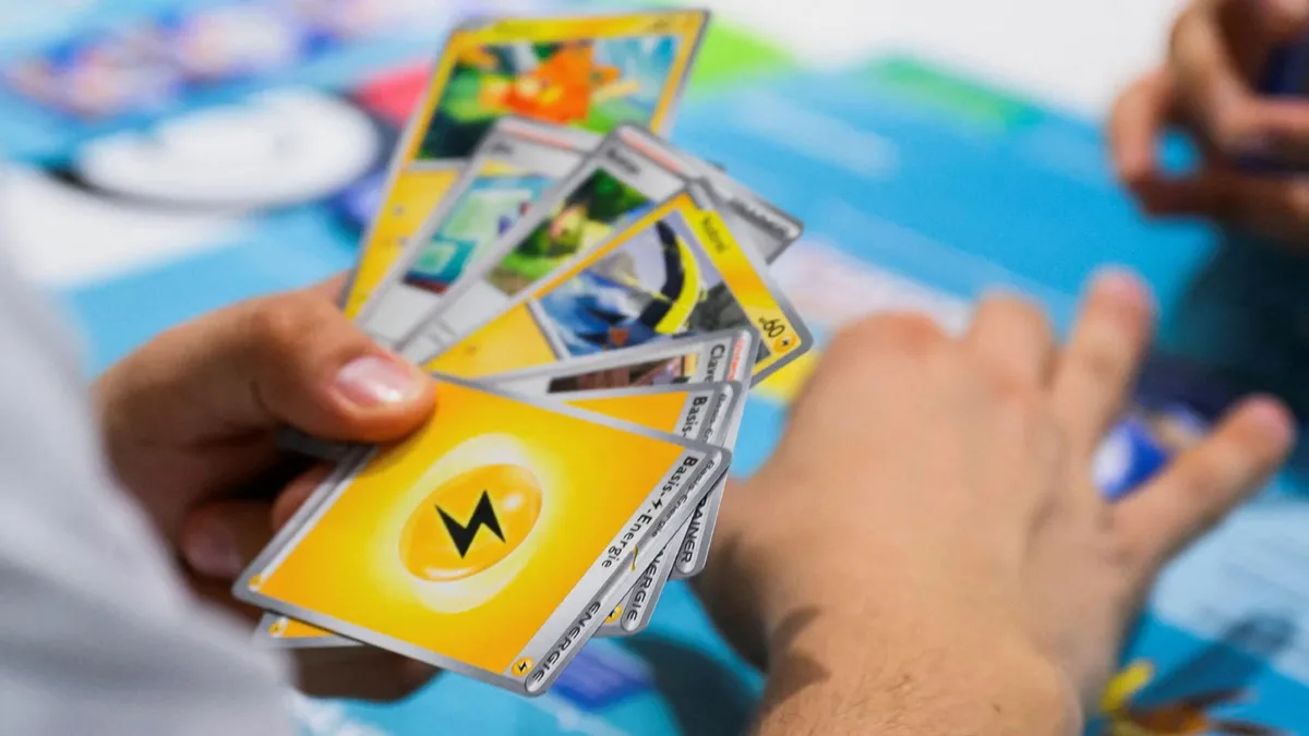 Arrestan a un hombre de 77 años en una escuela tras pelear con un niño por cartas de Pokémon