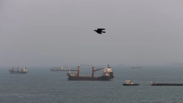 U.S., Iran each dig in on Strait of Hormuz positions as their tenuous pact officially expires