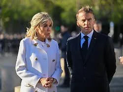 "Bums deine Lehrerin, nicht ...": Vulgäres Schüler-Plakat bringt Macron auf die Palme
