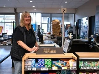 « Il passait toujours me voir » : caissière dans le même supermarché pendant 42 ans, Sylvie y a même trouvé l’amour