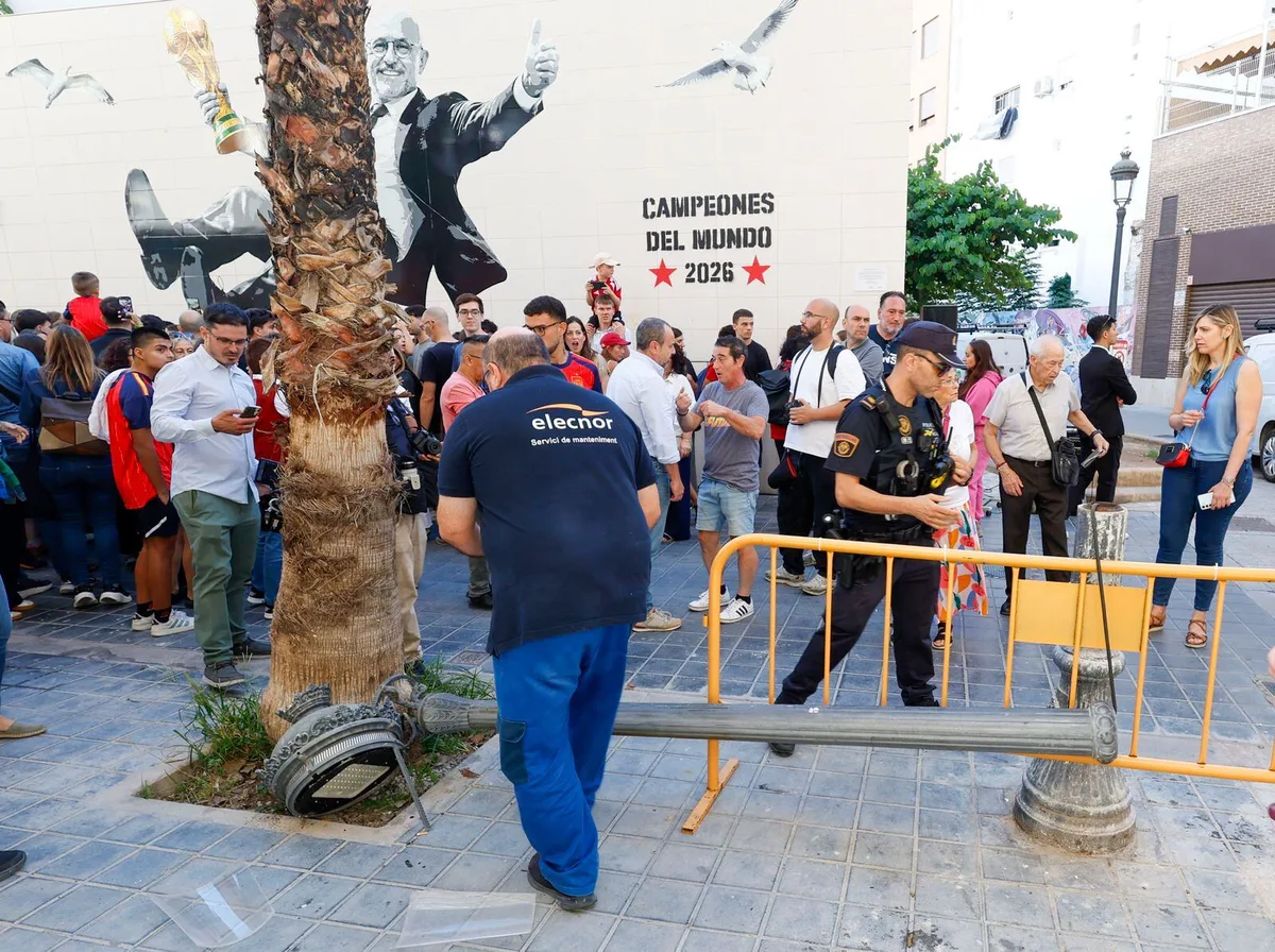 Tres heridos al caer una farola en un acto con De la Fuente