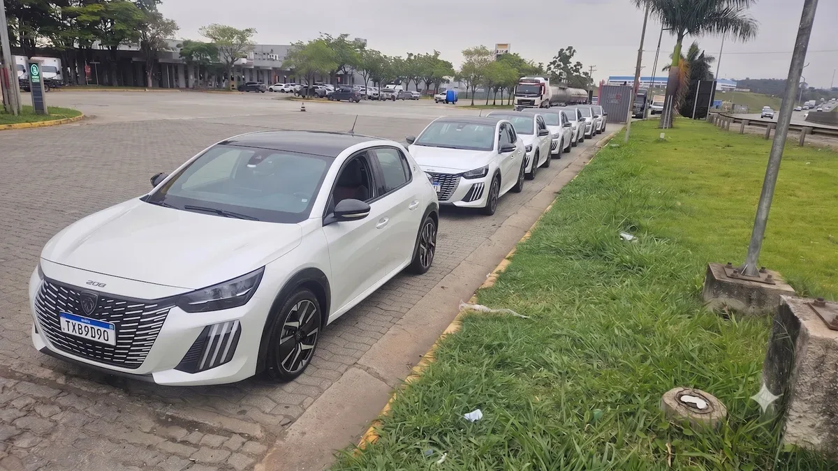 Peugeot volta atrás em decisão de eletrificar 100% dos carros até 2030