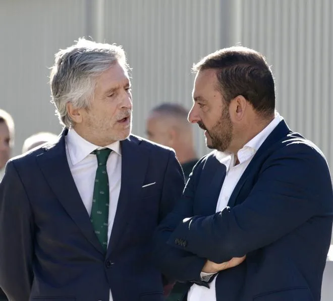 Marlaska garantiza en Asturias que ya están tramitando devoluciones en Ceuta y da cifras: 300 expulsados por delitos y más de 5.300 retornos voluntarios
