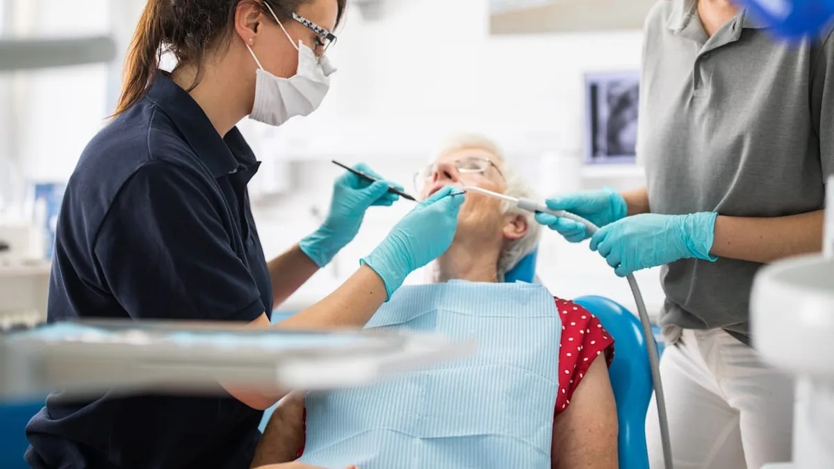 Studie - Zahnfleisch könnte Risiko für Demenz und Alzheimer anzeigen