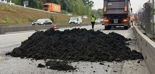 A7 in Hamburg: Laster verliert Klärschlamm – lange Staus