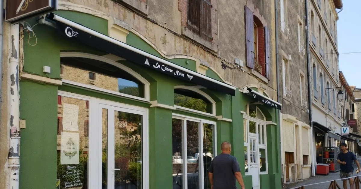 Loire. Pourquoi ces Allemands, Canadiens ou Coréens poussent les portes des commerces de ce village