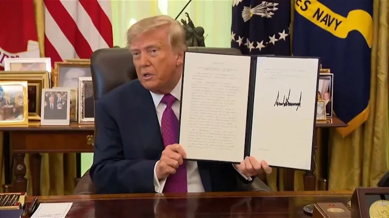 Donald Trump announces Lake Ontario to become Lake America