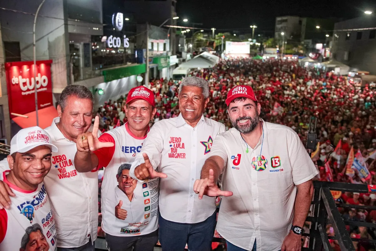 Jerônimo Rodrigues reúne multidão em comício em Rio Real