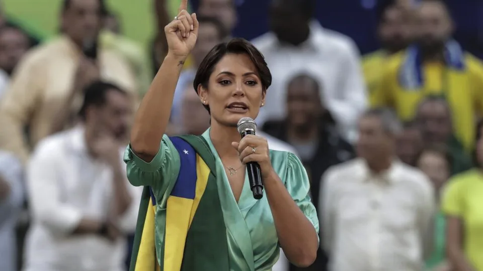 Michelle diz que colocou “uma pedra” na crise com Flávio Bolsonaro