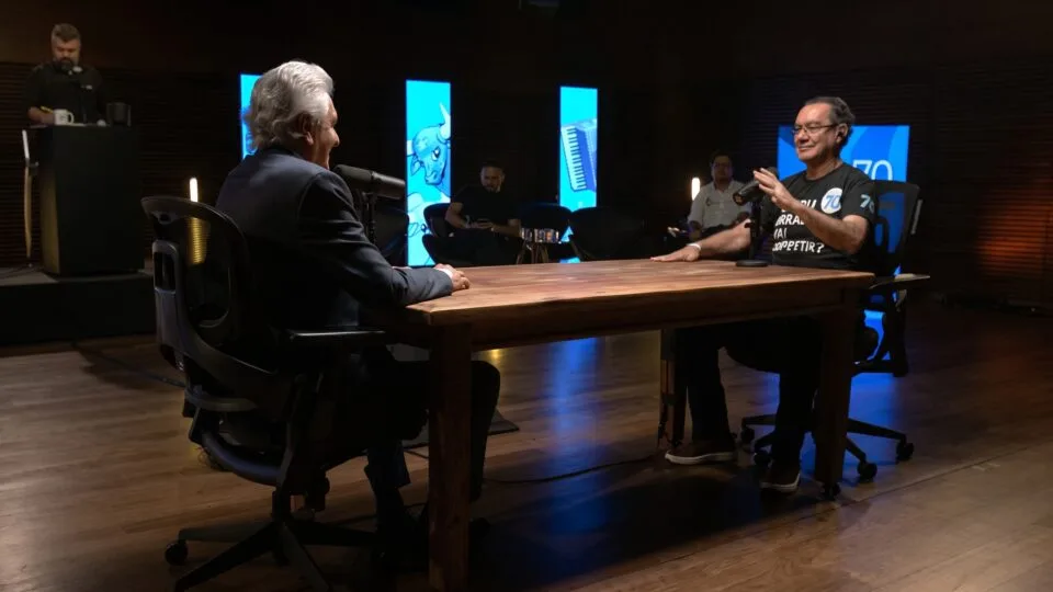 Flávio e Lula faltam ao debate do Flow e viram alvos de ataques sobre o Bolsa Família e o caso Master
