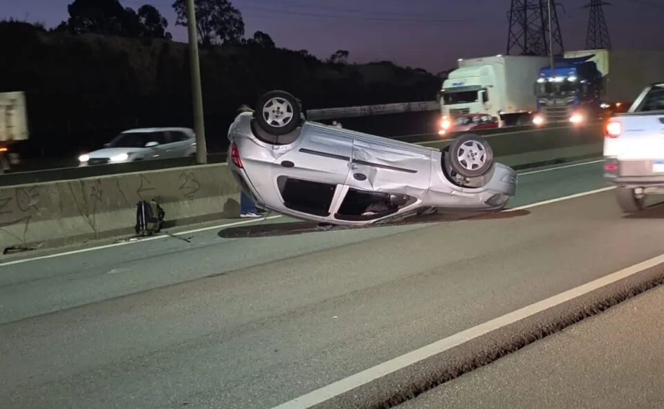 Caos no Contorno Sul! Acidente termina com Celta capotado no meio da pista e trânsito travado em horário de pico
