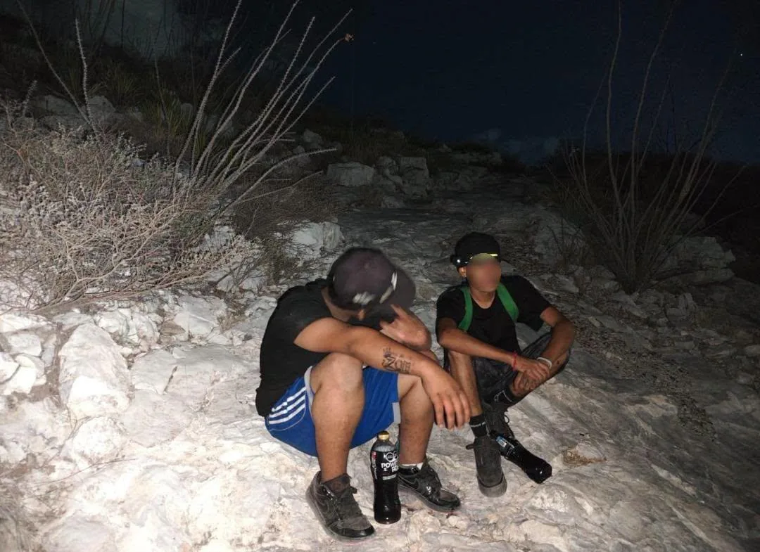 Rescatan en operativo nocturno a dos menores extraviados en el Cerro de las Noas, en Torreón