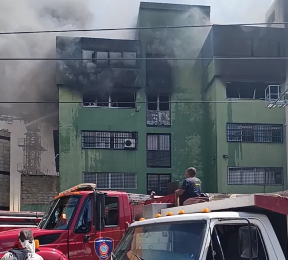 Autoridades reportan incendio en zona industrial de Palo Verde