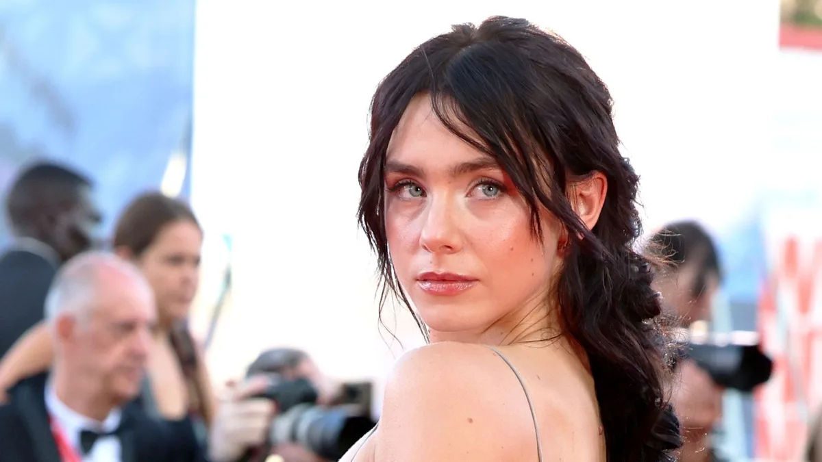 Clara Galle, una ninfa española en Venecia: maquillaje escarchado y trenza romántica al estilo Zendaya